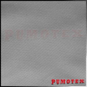 Alto texto: Tejido técnico de poliéster con textura en gris, ideal para aplicaciones industriales y de protección, fabricado por Pumotex.